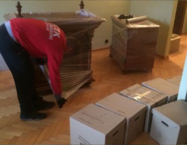 zabezpieczanie mebli folią podczas przeprowadzki
